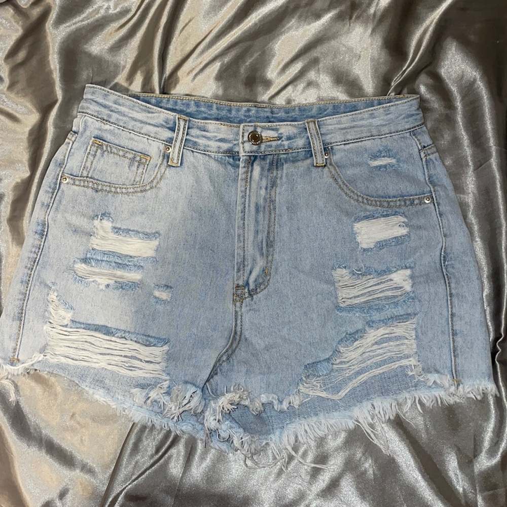 raw hem distressed 
light wash